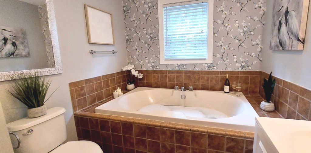 Jetted tub at Mayo Lakehouse in NC
